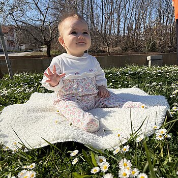 Beba istrazuje cvijece. 🌸