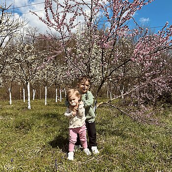 Brat i sestra uživaju u prirodi