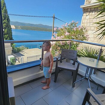 Mali direktor godišnjeg odmora vrši jutarnju inspekciju pogleda iz apartmana. 🏖