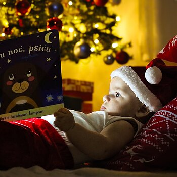 Mali sanjar u svom čarobnom svijetu, nakon kratke igre vani. ❄️🎄❤️