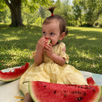 Da svi uživamo, kao što Ema uživa u svojoj lubenici🍉