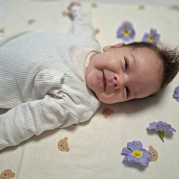 Sa nepunih 2 meseca radujem se mirisu cveća i proleću.