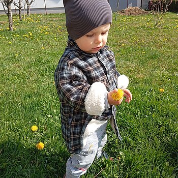 Sergej uživa da bere cvijeće